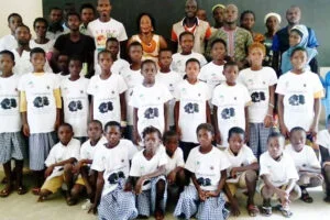 Enfants du club et animateurs de l'ONG