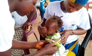 Vaccination d'un enfant lors d'une campagne de soins